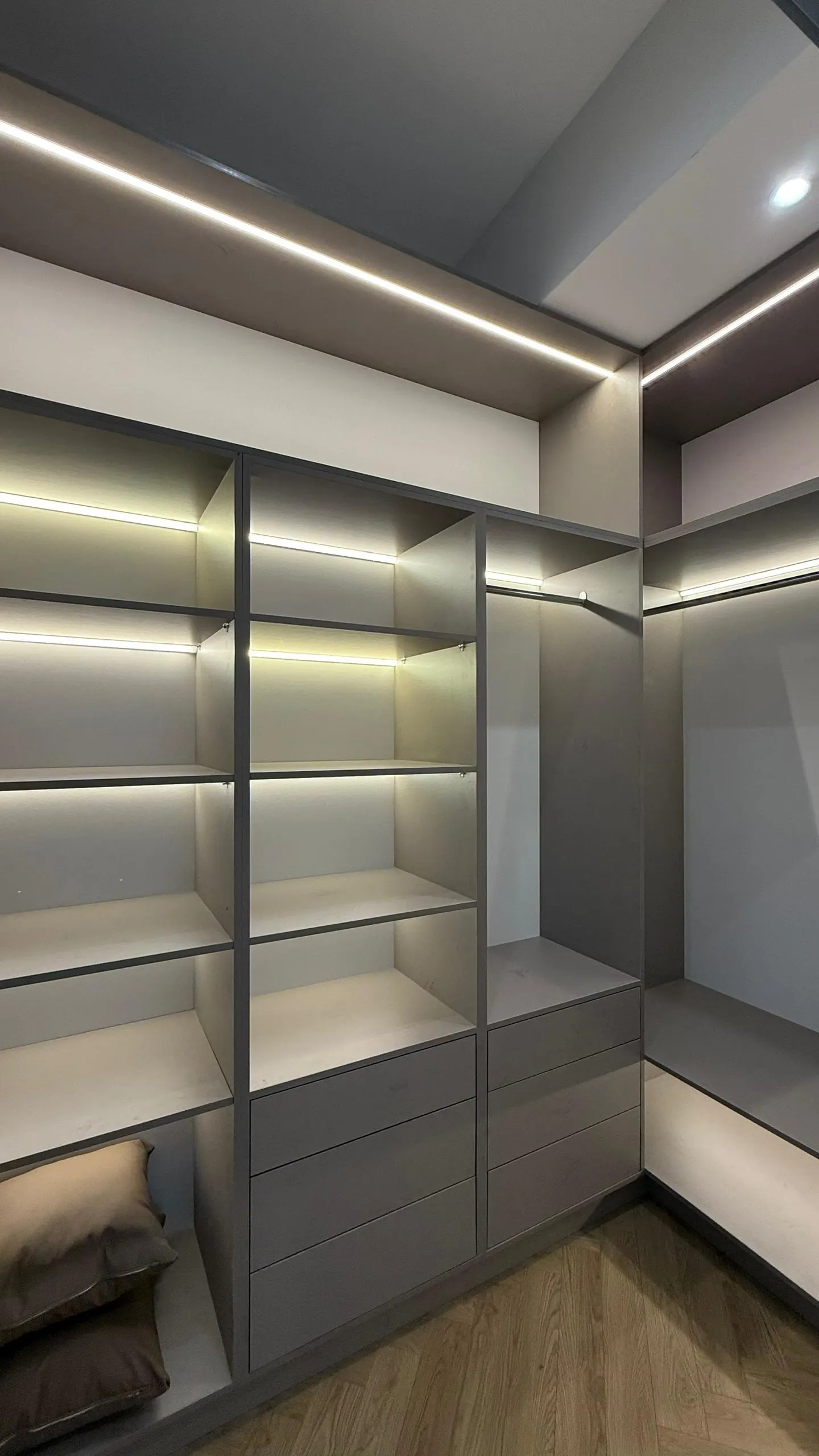 Гардеробная комната с открытыми полками, штангами и LED-подсветкой